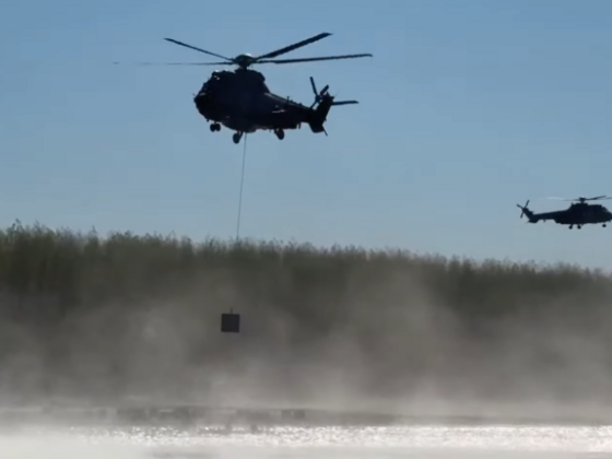 Katonai helikopterekkel helyeznek betonkockákat a Dunába Paksnál, videón a látványos művelet