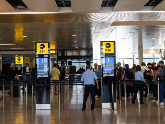 Csőtörés miatt lezárták a Heathrow repülőtérre vezető utat, autóval nem lehet megközelíteni két terminált