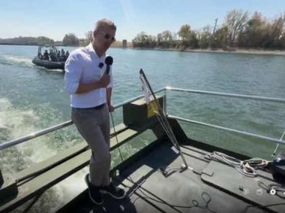Magyar Péter a fedélzeten, csattog az ostor: brutális tempóban öntik a betont a Dunába