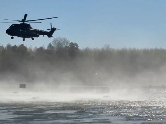 Így rakják tele betonkockával a Duna medrét Paksnál a honvédség helikopterei + videó