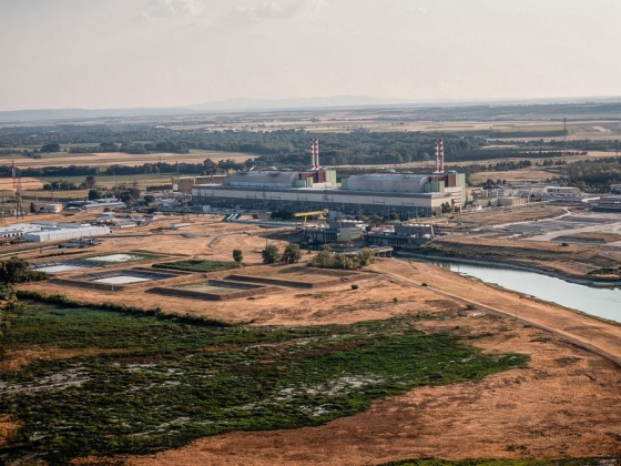 Sorsdöntő órák jönnek Pakson, megint apad a Duna, Magyar Péter hamarosan különleges eseményt mutat meg a helyszínen