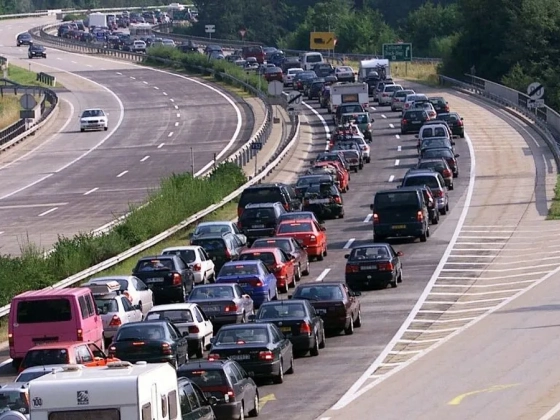Baleset és tűz nehezíti a közlekedést Horvátországban, 14 kilométeres a kocsisor a tenger felé