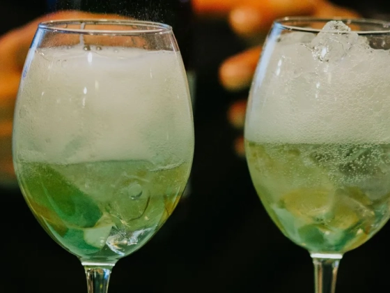 Aperol helyett Hugo Spritz: így készül a nyár legnépszerűbb frissítő koktélja