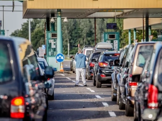 Volt, aki 10 órát araszolt, mire átengedték a röszkei határátkelőnél