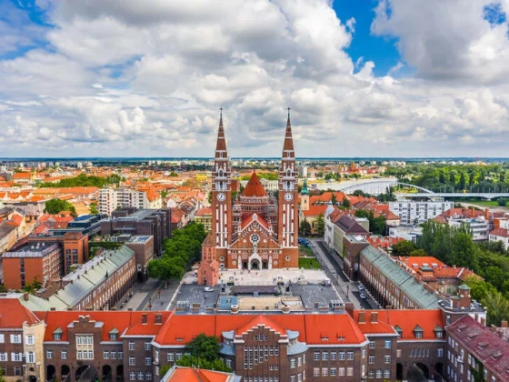 Tűz ütött ki Szeged-szerte Magyarországon, lángok közelében leállt a vasúti forgalom