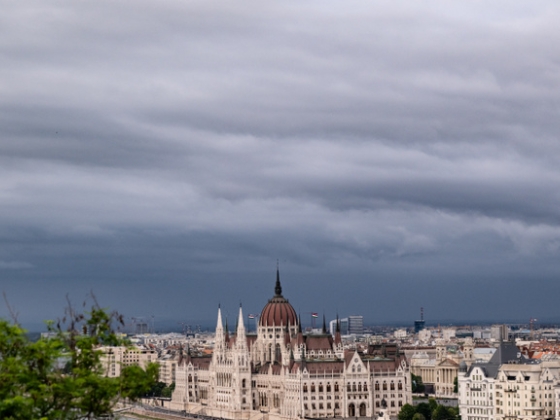 Hidegfront közelít, csapadékkal és jelentős lehűléssel csap le az országra