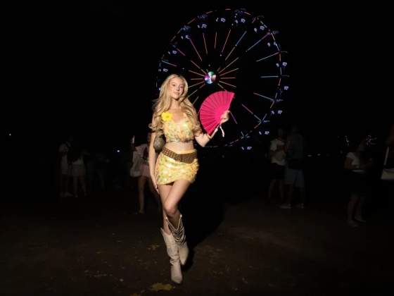 Zara Larsson delfinjei közt, tangapapucsban és Adidas shortban divatozott az idei Sziget