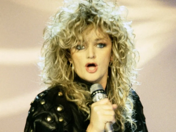 Megrázó képek Bonnie Tyler búcsúztatásáról: százak álltak sorfalat a koporsójának