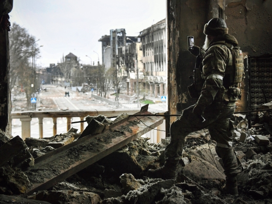 „Putyin, dögölj meg! Putyin, dögölj meg! – sikítja egy nő a lebombázott színház közepén