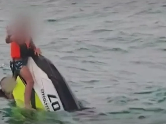 16 órán át hánykolódott a tengeren egy apa két kisfiával Thaiföldnél - videó