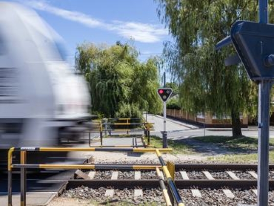 Lazán áthajtottak a sofőrök a vasúti átjáróban, most 600 ezer forintjuk bánhatja
