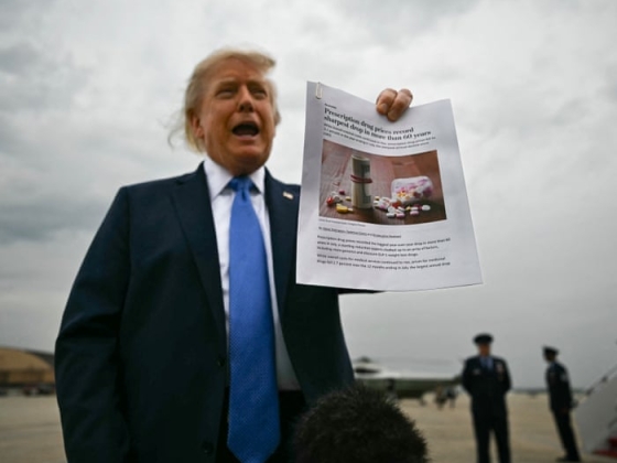 Trump az alacsonyabb gyógyszerárakról szóló cikket mutat be, amely szerint Bident érdemli, nem őt