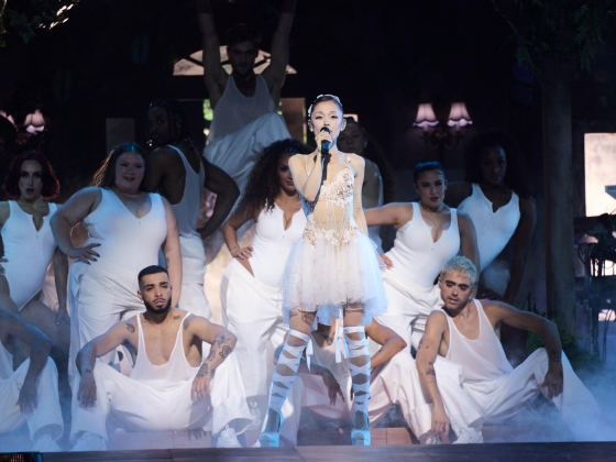 Ariana Grande otthon hagyja a problémákat, miközben turnéja eléri az Egyesült Királyságot