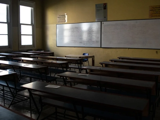 14 és 15 éves diákokkal hozták kapcsolatba a tanárnőt: súlyos vádakkal áll bíróság előtt