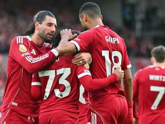 „Otthagyta az iskolát és a ruhaboltos munkáját” – igazi sikertörténet áll a Liverpool labdarúgója mögött