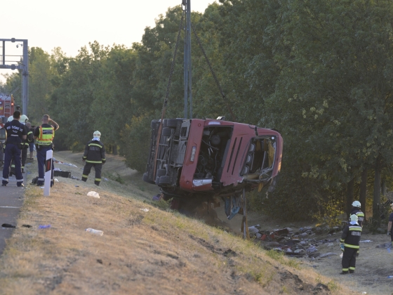 Súlyos buszbaleset történt az M3-ason: többen meghaltak, sokan a 24 tonnás jármű alá szorultak