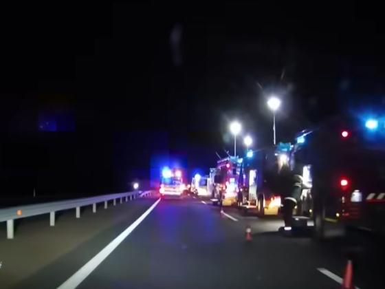 Brutális buszbaleset az M3-ason: videón a mentés drámai pillanatai