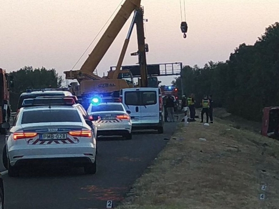 Tizenkét áldozata van az éjjeli, súlyos buszbalesetnek – Magyar Péter is megszólalt