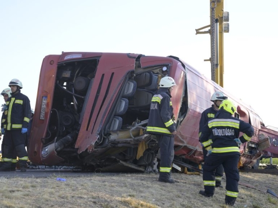 Feltehetőleg elaludt a buszsofőr, aki 12 ember halálát okozta az M3-as autópályán
