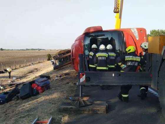 Borzalmas képek érkeztek az M3-as busztragédia helyszínéről: így néz ki a szétroncsolódott busz – galéria