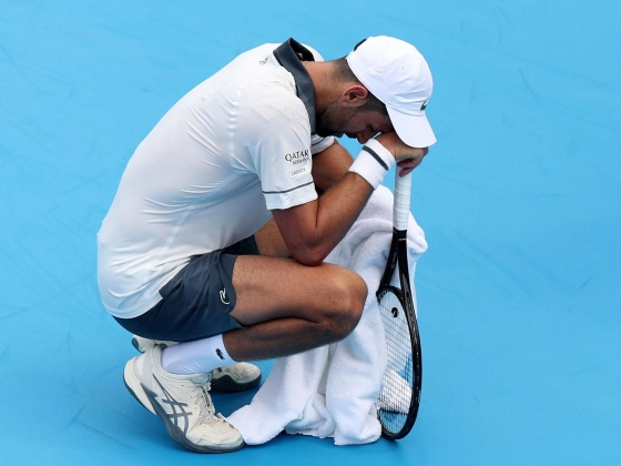 Fery nyer a visszatéréskor, miközben Djokovic küzd a hőségben