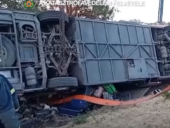 Videó a mentésről: a tűzoltók csörlőzéssel és darukkal emelték ki az árokból az M3-ason felborult lengyel buszt