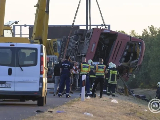 TÖRÉS: 12-en haltak meg egy pusztító buszbalesetben az M3-as autópályán