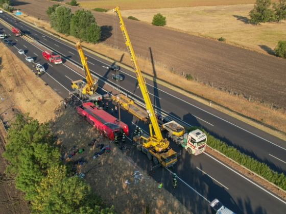 Videón a drámai mentőakció: óriásdarukkal emelték ki az M3-ason felborult buszt