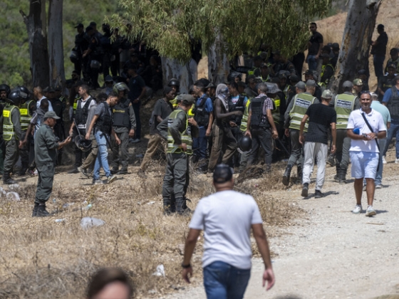 Újabb migránshullám indult Ceuta felé, könnygázzal léptek fel több mint száz bevándorlóval szemben