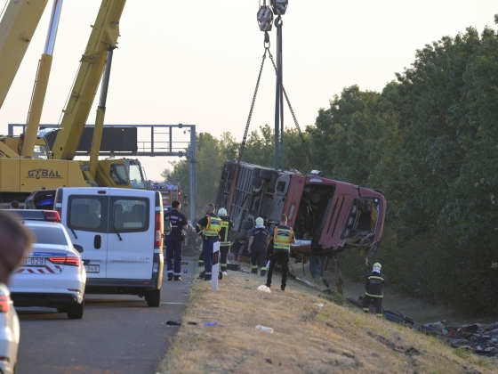 Elaludhatott a buszsofőr, az ablakokon át és a jármű alól is mentették az utasokat