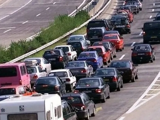 Nagy a baj az M7-es autópályán: négy autó ütközött, több kilométeres a dugó