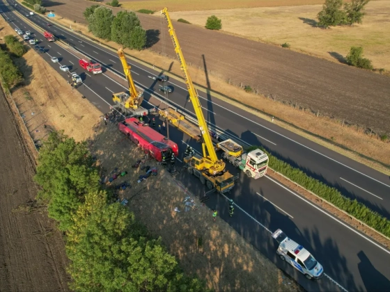 Őrizetbe veszik a sofőrt, lengyel zarándokok utaztak hazafelé az M3-ason árokba borult buszon