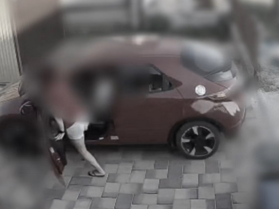 Jogsi nélkül tanulta a sebességváltást, elszabadult az autó, és elsodorta a barátnőjét