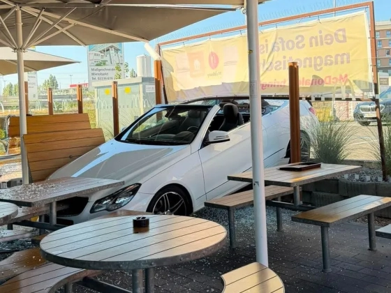 Mercedes hajtott a McDonald's kerthelyiségébe Ausztriában – többen megsérültek