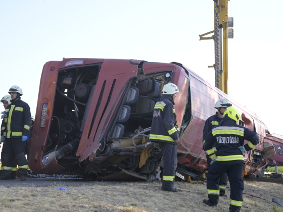 Telefonon egyeztetett Magyar Péter és a lengyel kormányfő az M3-ason történt tragikus buszbaleset után