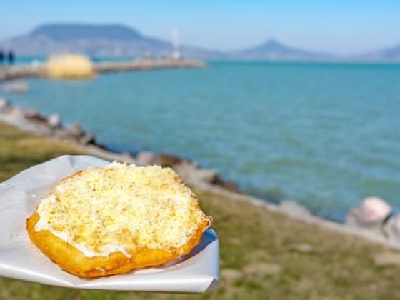 Mintha néhány vállalkozó még mindig az NDK-s turistákat várná – nem lehet csak az erős forintra kenni, ha üresek a balatoni teraszok