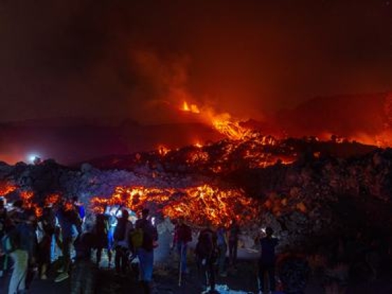 Megmozdult az Etna: felrepedt a talaj, a turistákat is ki kellett menekíteni