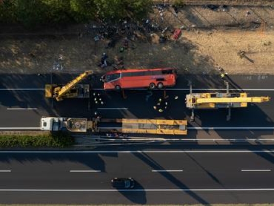 Katasztrófa az M3-ason: elaludhatott a sofőr, tizenketten vesztették életüket a felborult lengyel buszban