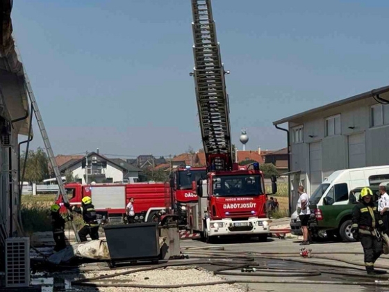 Hegesztés közben keletkezett tűz a nagytarcsai Ipari Parkban, egy embert kórházba vittek