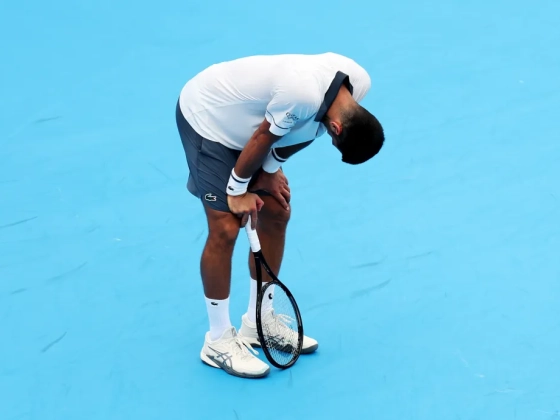 Djoković térdre rogyott, a törölközőjébe hányt, majd kiesett a cincinnati tenisztornáról
