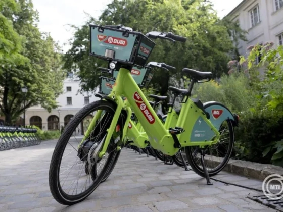 Tetemes pénzbírsággal sújthatja a gyanútlan motorosokat a budapesti bringamegosztási káosz