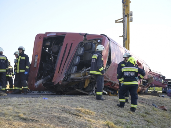 Kihúzta a húgát és egy férfit a lengyel busz roncsai alól, aztán összeesett