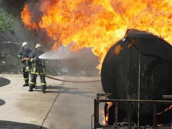 Hatalmas tűz tombol Szeged határában, autók és kamionok is kigyulladtak