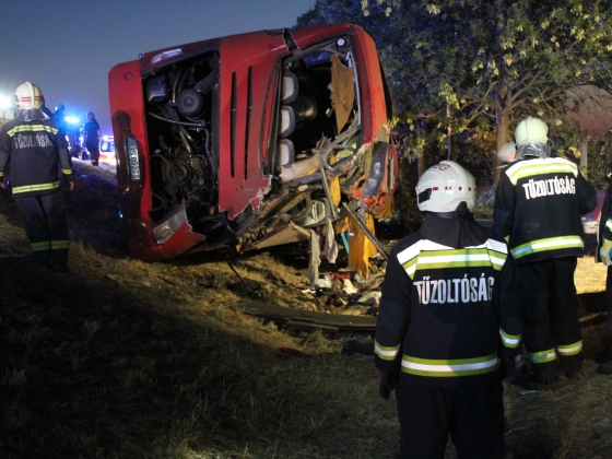 Kiderült, mi okozhatta az M3-ason történt buszbalesetet, őrizetbe vették a sofőrt