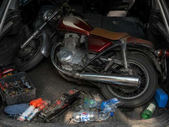 Nem akartak gyalogolni, ezért ellopták az ismerősük autóját, amivel aztán egy motort is lenyúltak