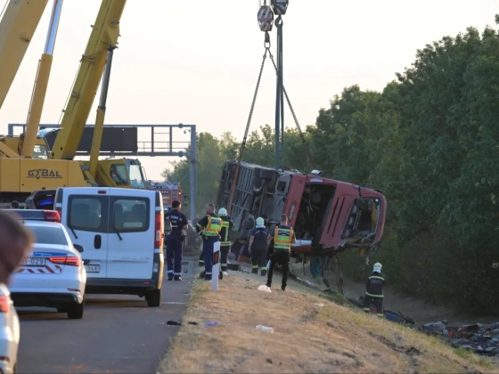 Saját magát, húgát és egy férfit is kihúzott a felborult busz roncsai alól egy lengyel nő