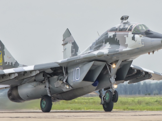 Pusztító csapást mért az ukrán MiG-29-es vadászgép az orosz drónbázisra, videón a robbanás