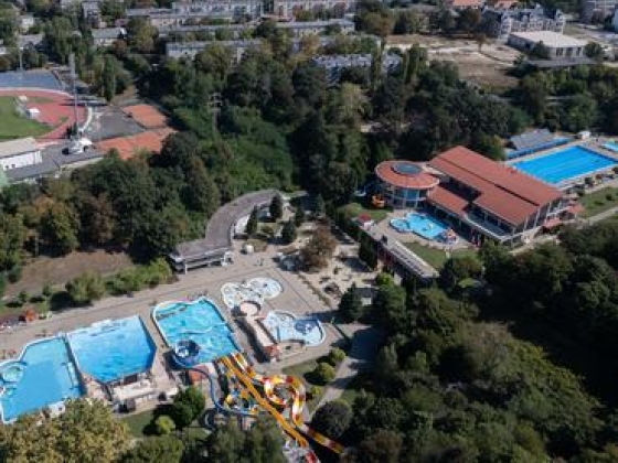 Vaddisznó után baktériumbotrány: tízszeres határértéket mértek a tatabányai strandon