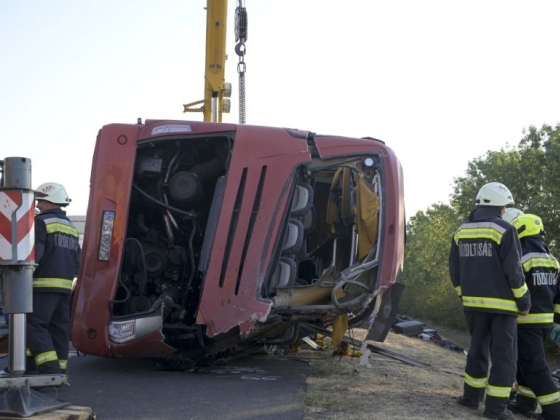 Kihúzta a húgát és egy férfit a roncsok alól, aztán összeesett – megszólalt a buszbaleset egyik túlélője