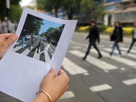 Videó rögzíti az „Abbey Road” Crosswalk jelenetét a Beatles életrajzi filmjei forgatása közben